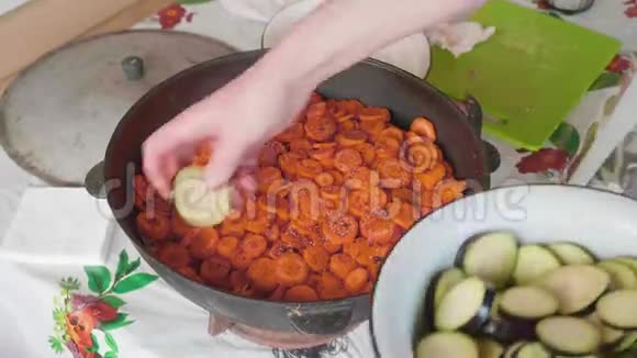 白煮手将切好的茄子放入肉盘中视频的预览图