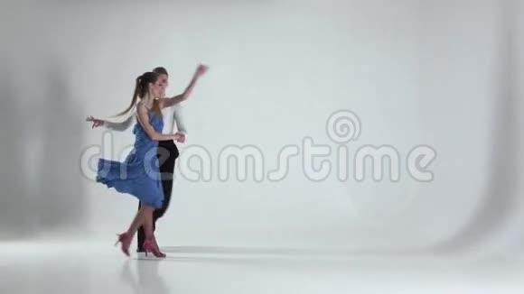 情侣在白色背景上跳舞影子慢动作视频的预览图