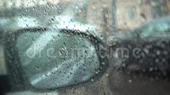 下雨天雨滴在挡风玻璃上视频的预览图