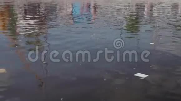 码头河水中的垃圾视频的预览图