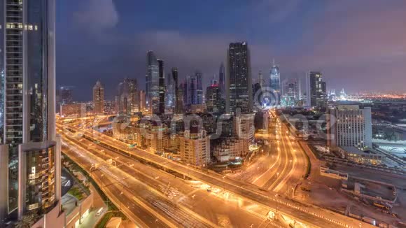 在迪拜阿联酋谢赫扎耶德路和DIFC夜间到白天的建筑物的天际线视图视频的预览图