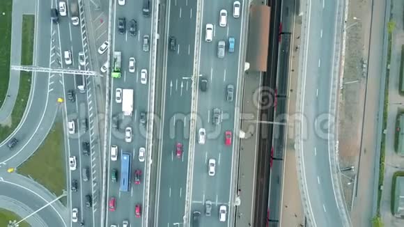 交通堵塞在高速公路上火车在高峰时间视频的预览图
