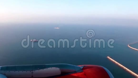 飞机降落在海滨视频的预览图