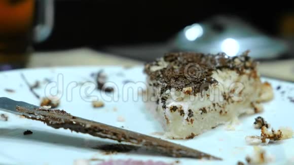 特写刀和一块自制蛋糕盘子里有巧克力片视频的预览图