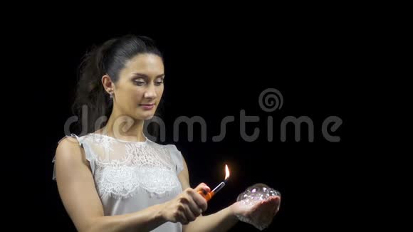布鲁内特女人和燃烧肥皂泡视频的预览图
