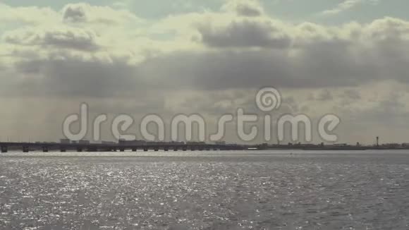 俄罗斯萨拉托夫和恩格斯的城市之间的伏尔加河上的路桥有河的风景天上的云视频的预览图