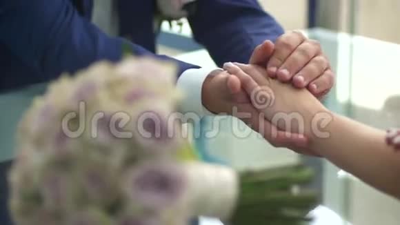新娘抚摸新娘的手视频的预览图