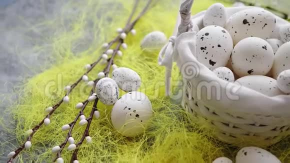 复活节彩蛋在巢和春天的黄草视频的预览图