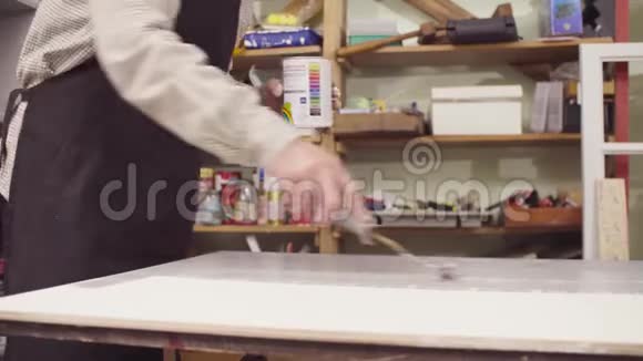 男性手用底漆覆盖木表面视频的预览图