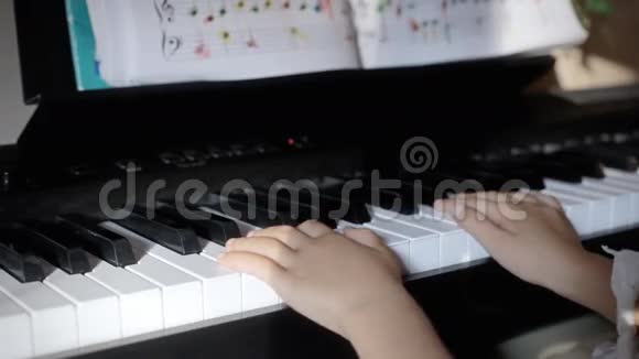 钢琴课幼儿游戏视频的预览图