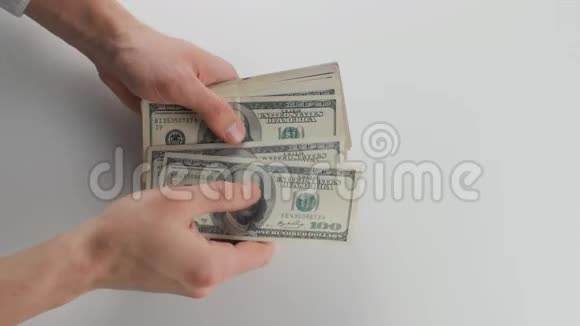 一个男人的特写他的手数钱并把它给另一个人工资的概念视频的预览图
