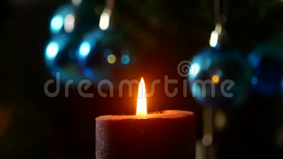 圣诞节晚上蜡烛燃在新年树的背景上视频的预览图