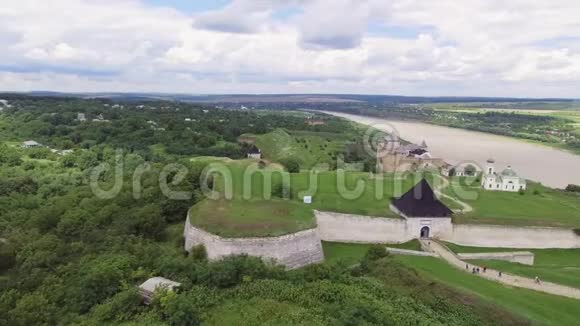 空中射击里弗附近的老城堡乌克兰的和田城堡东欧视频的预览图