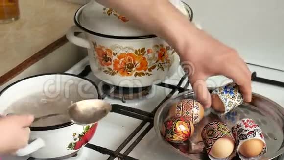 复活节传统教孩子在厨房里涂鸡蛋用沸水复活节彩蛋的染色方法视频的预览图