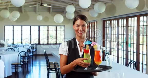 微笑的女服务员提供鸡尾酒饮料视频的预览图
