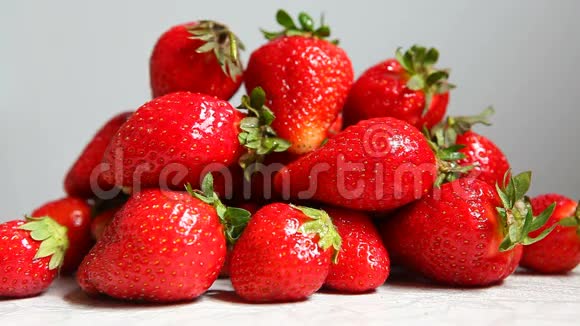 手拿一个草莓白色厨房背景视频的预览图