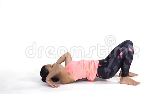 女人练习瑜伽桥姿势视频的预览图
