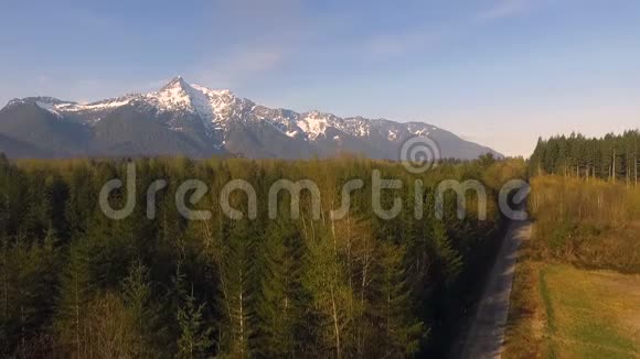 白马山瀑布山脉博尔德河荒野贝克斯诺夸米国家森林视频的预览图