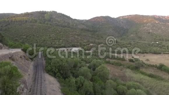 日落时分树林中的古老铁路从上面看到了无人机视频的预览图