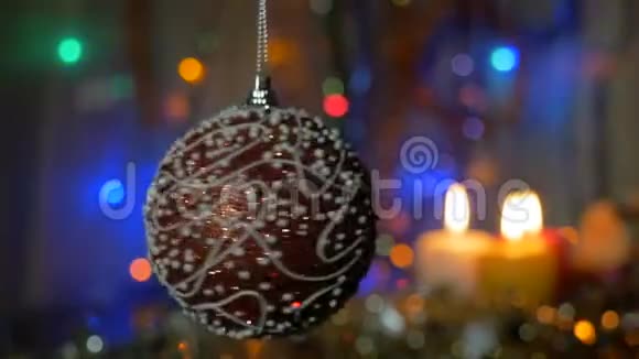 圣诞装饰品红球模糊的美丽背景与闪烁的灯光摄像机在周围的移动视频的预览图