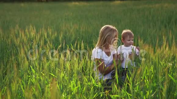 快乐的家庭玩得开心一个棕色卷发的男婴和一个姜发的妈妈互相竖起大拇指视频的预览图