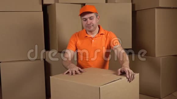 仓库工人穿橙色制服解开大纸箱装满软包装材料防震容器多重视频的预览图