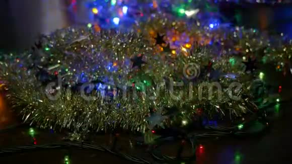 新年花环五彩手电筒闪光灯把摄像机移到物体周围视频的预览图