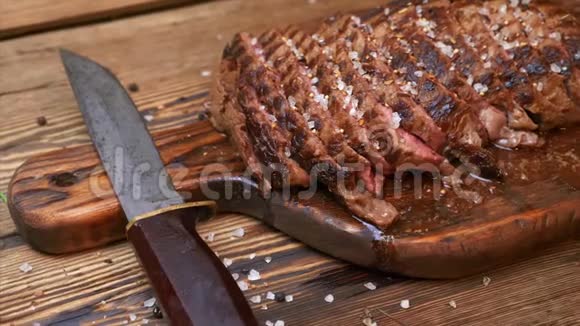 俄罗斯木切割板上带香料的切肉牛肉牛排肋眼视频的预览图