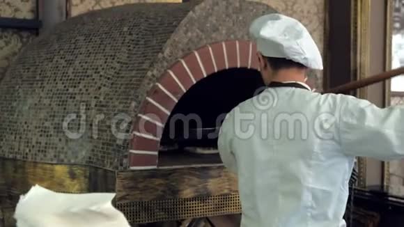 在木头烤炉里烤披萨视频的预览图