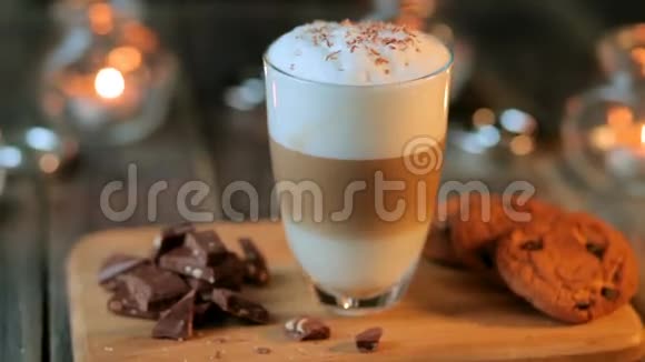 热咖啡拿铁卡布基诺与燕麦饼干和巧克力块在透明玻璃这就是视频的预览图