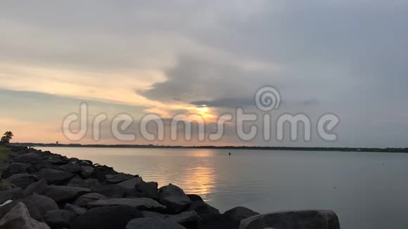 在印度尼西亚巴厘岛伦邦根岛的热带海滩上日落视频的预览图