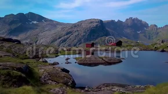 斯堪的纳维亚的房子靠近一个山湖视频的预览图