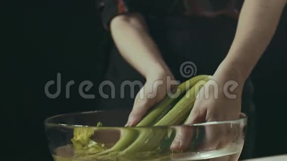 在碗里洗蔬菜视频的预览图