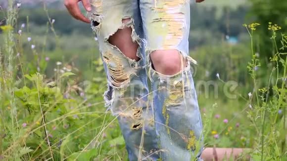 户外牛仔牛仔裤的男腿视频的预览图
