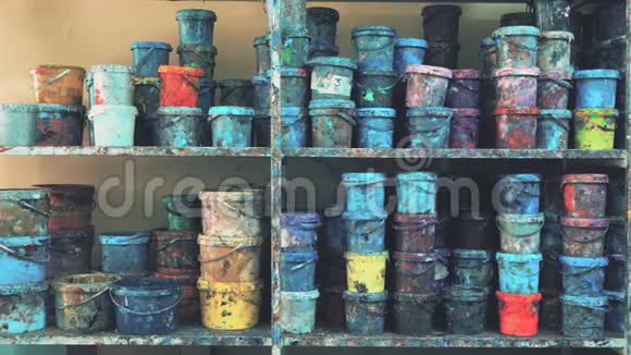 工业油漆仓库装满了五颜六色的染色桶视频的预览图