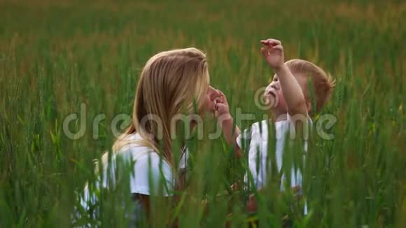 快乐的家庭玩得开心一个棕色卷发的男婴和一个姜发的妈妈互相竖起大拇指视频的预览图