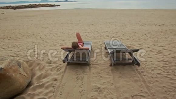 沙滩女士在折叠椅上看海视频的预览图