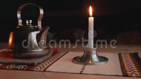 挪威营地桌子上的水壶和蜡烛视频的预览图