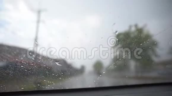 挡风玻璃雨刷清除雨滴视频的预览图