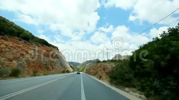 POV汽车穿越海岸风景地中海海岸弯曲沥青道路与滑坡岩石视频的预览图