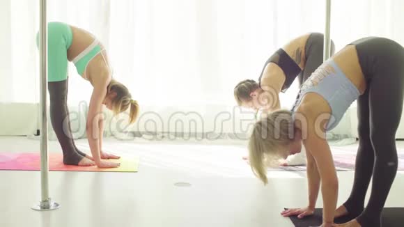 三个女人在工作室做瑜伽练习视频的预览图
