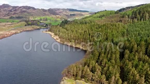 从空中俯瞰LlynnauMymbyr两个湖泊位于DyffrynMymbyr一个山谷从CapelCurig村一直延伸到视频的预览图