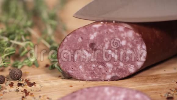 鲜肉熟食被刀切在草药旁边的砧板上视频的预览图