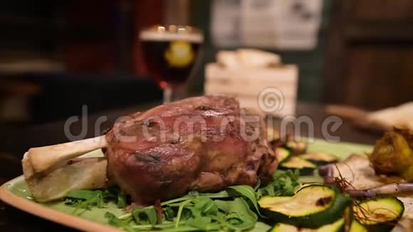 提供美味的猪肉腿蔬菜和啤酒晚餐视频的预览图