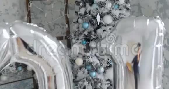 在新年树的背景下2018年快乐的银色圣诞球视频的预览图