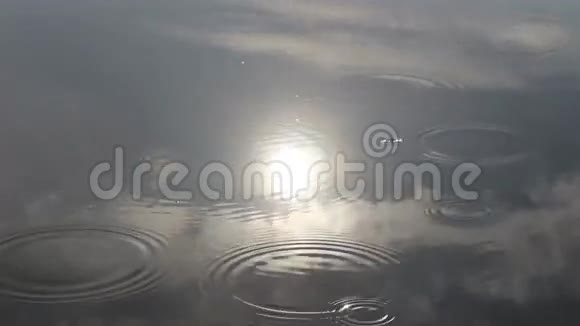 雨滴反射阳光和云彩视频的预览图