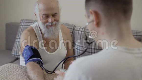 医生用眼压计检查老人脉搏视频的预览图