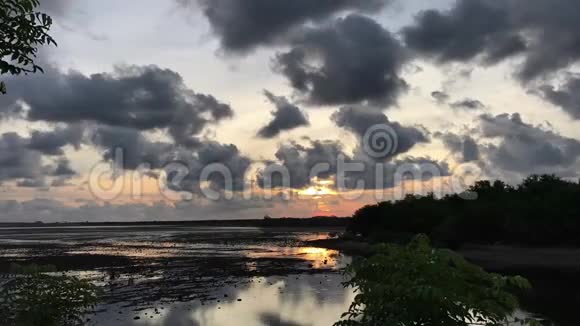 在印度尼西亚巴厘岛伦邦根岛的热带海滩上日落视频的预览图