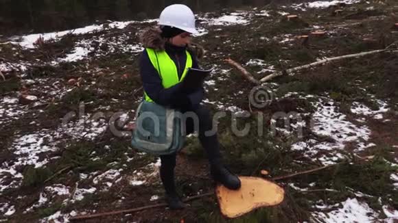 女林业检查员检查毁坏的森林视频的预览图