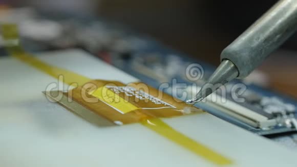 焊接芯片焊接微电路焊接一个破碎的计算机芯片视频的预览图